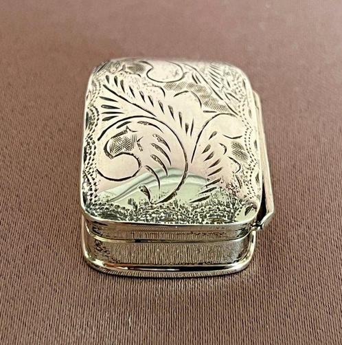 Pillendoosje - rechthoekig en gegraveerd - .925 zilver -, Antiek en Kunst, Antiek | Goud en Zilver