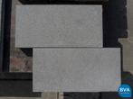 Online veiling: 21,6m² Betontegels kleurecht grijs 60x30x6|
