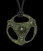 Viking periode Een paganistische bronzen amulet met drie, Antiek en Kunst