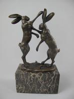 Figuur - tanzende/herumtollende Hasen - Brons, Marmer