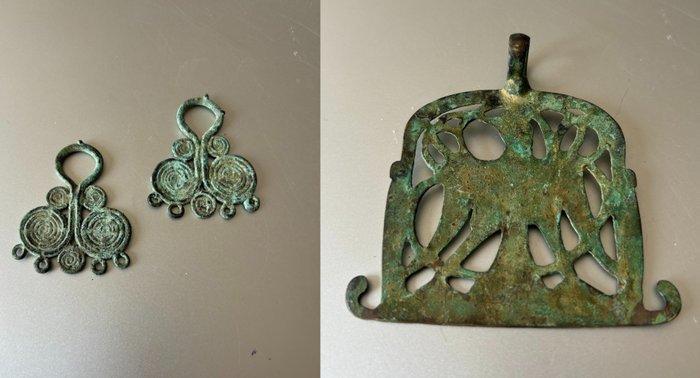 Brons - Amulet - Drie bronzen amuletten uit Luristhan, Antiek en Kunst, Kunst | Niet-Westerse kunst