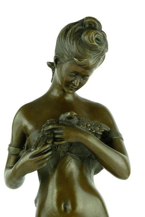 sculptuur, Female in draped dress with bird - 5,7 kg - 47 cm, Antiek en Kunst, Curiosa en Brocante