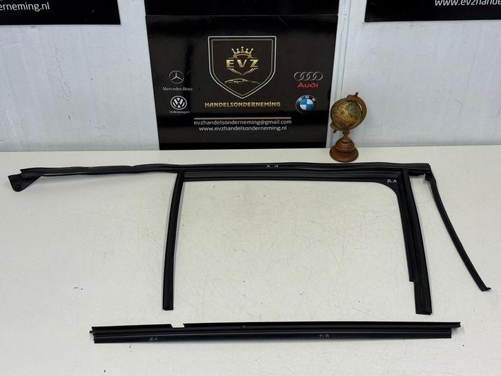 Mercedes GLA Klasse rubberen afdichting rechts achterdeur, Auto-onderdelen, Ruiten en Toebehoren, Gebruikt, Mercedes-Benz