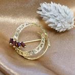 Vintage gouden ronde fantasie broche met rode stenen, Sieraden, Tassen en Uiterlijk, Broches, Gebruikt, Overige kleuren, Ophalen of Verzenden