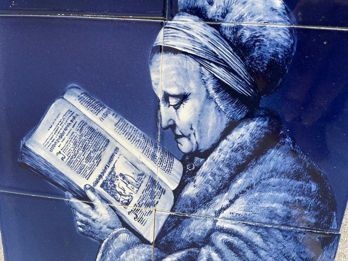 Tegel (6) - Levende oude vrouw - Aardewerkfabriek Velsen NV,, Antiek en Kunst, Antiek | Glas en Kristal