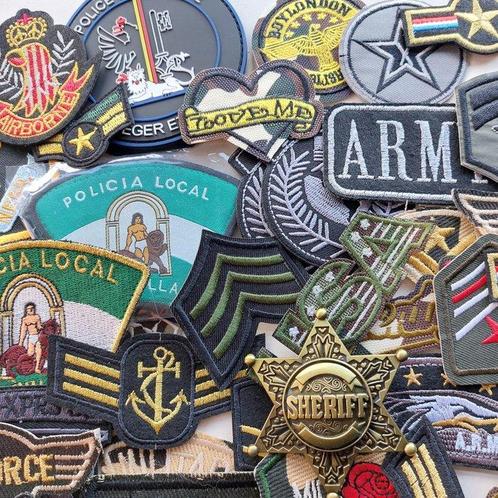 Collectie van memorabilia - Militair patchwerk van, Antiek en Kunst, Antiek | Speelgoed