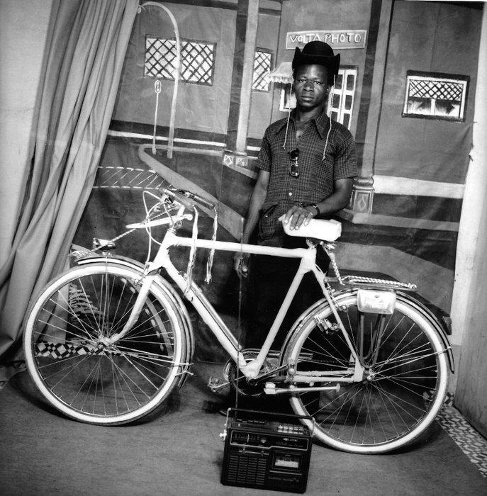 Sanlé Sory (1943–2023) - Le cycliste au studio, Antiek en Kunst, Kunst | Designobjecten