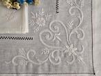 Tovaglia ricamata a mano in misto lino 12 posti tablecloth, Antiek en Kunst, Antiek | Kleden en Textiel