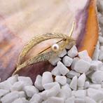Gouden broche als veer met parel (veer broche) (veer broche), Sieraden, Tassen en Uiterlijk, Broches, Gebruikt, Overige kleuren