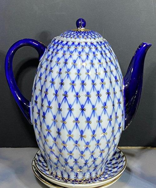 Lomonosov Imperial Porcelain Factory - A.Yatskevich,, Antiek en Kunst, Antiek | Meubels | Tafels