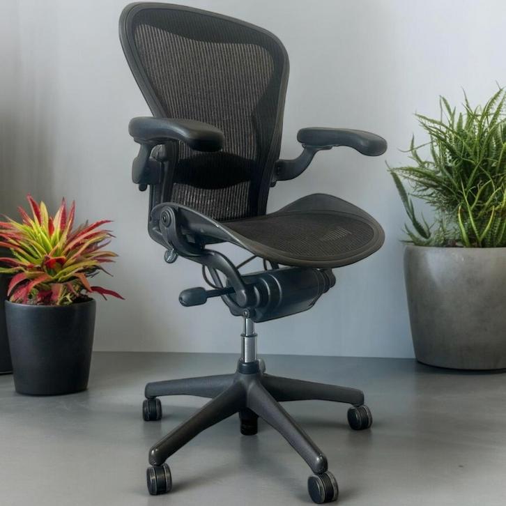 Herman Miller Mirra en Aeron Bureaustoelen - Refurbished, Huis en Inrichting, Bureaustoelen, Bureaustoel, Zwart, Zo goed als nieuw