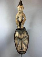 Old African Idoma mask with statue on top - Nigeria., Antiek en Kunst