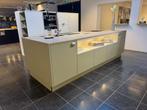 Nolte Showroom keuken – Softlack Avocado / Wit – Compleet, Wit, Nieuw, Kunststof, Met kookeiland