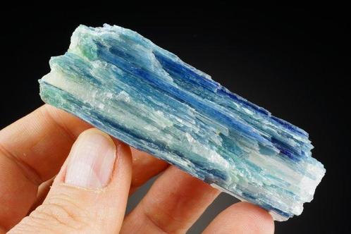 Blauw-groene KYANIET op KWARTS - fluorescent rood in, Verzamelen, Mineralen en Fossielen