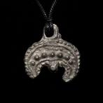 Viking periode Brons beautiful decorated lunula - 30 mm, Antiek en Kunst