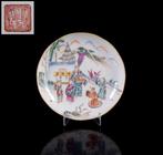 Een Chinees famille rose en vergulde Hofdienaren /