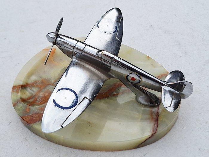 Modelvliegtuig - Spitfire jachtvliegtuig op marmeren voet, Antiek en Kunst, Antiek | Wandborden en Tegels