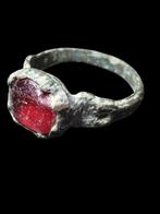 Nomaden Brons, Stunning Red Glass Stone Ring (Zonder