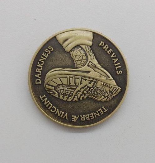 Shepard Fairey (OBEY) (1970) - Antique Brass Coin x, Antiek en Kunst, Kunst | Designobjecten