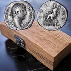 Romeinse Rijk. Hadrian 117-138AD + Oak wood coin case., Postzegels en Munten, Munten | Europa | Niet-Euromunten