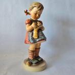 Goebel - Beeldje - Hummel #255 - Stitch in time - TMK5 -