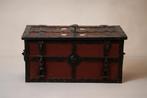 Een rood gelakt “Armada” smeedijzeren geldkist