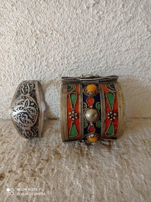 2 oude Berberse armbanden met stempels - Algerije (Zonder, Antiek en Kunst, Kunst | Niet-Westerse kunst