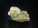 Grote pyriet met fluorescerende calciet. Kristalcluster -