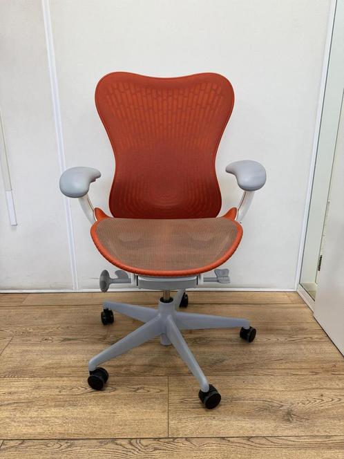50 x Herman Miller Mirra 2 Butterfly Twilight/Studio Orange, Huis en Inrichting, Bureaustoelen, Bureaustoel, Oranje, Zo goed als nieuw