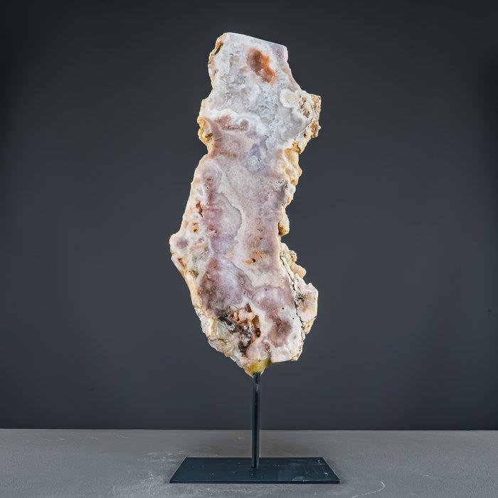Elegante roze amethist op metalen standaard – zachte kracht, Verzamelen, Mineralen en Fossielen