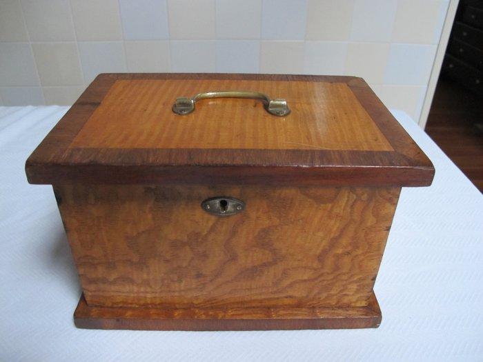 Kist - Antiek wortelnoten kistje met messing handvat 1880 -, Antiek en Kunst, Antiek | Overige Antiek