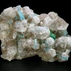 Aquamarijn met fluoriet en toermalijn op rookkwarts -