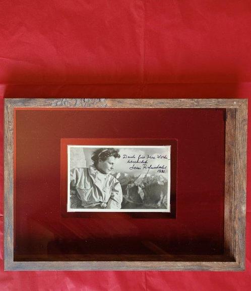 Leni Riefenstahl - Hand signed photograph on velvet mat., Antiek en Kunst, Kunst | Schilderijen | Modern
