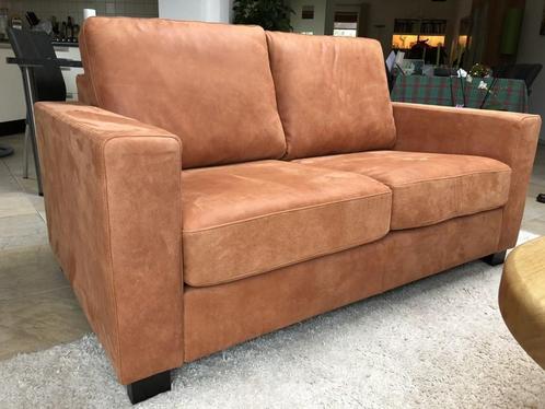 Leren 2-zits bank met houten poten - oranje leer - Echt leer, Huis en Inrichting, Banken | Bankstellen, 150 tot 200 cm, 75 tot 100 cm