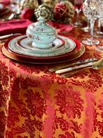 Elegant goud en rood damast tafelkleed voor grote tafels. -