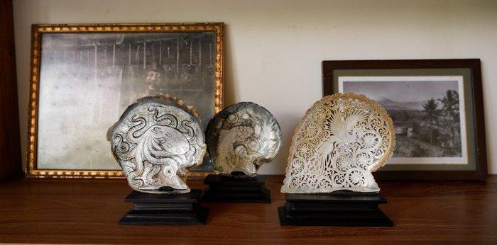 Intricately carved parelmoer schelp - menselijk, Antiek en Kunst, Curiosa en Brocante