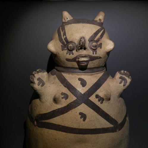 Kansen Terracotta Figuurlijk bolvormig vaasje. 38 cm H. 1000, Verzamelen, Mineralen en Fossielen
