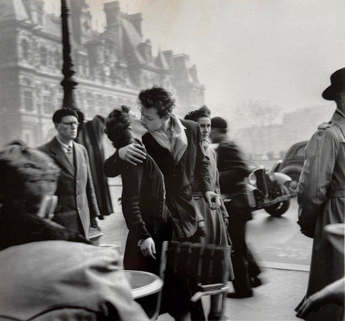 Robert Doisneau (1912–1994) - Le Baiser de lHôtel de Ville,, Antiek en Kunst, Kunst | Designobjecten