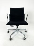 Vitra - Charles & Ray Eames - Stoel - EA118 - Aluminium,, Antiek en Kunst, Antiek | Meubels | Stoelen en Banken