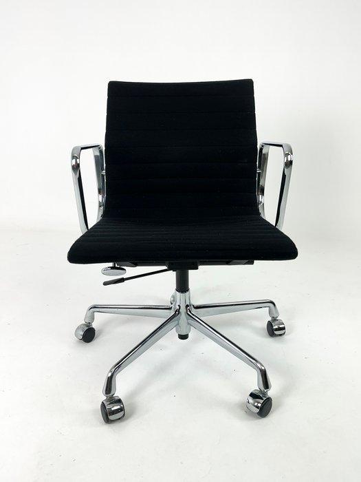 Vitra - Charles & Ray Eames - Stoel - EA118 - Aluminium,, Antiek en Kunst, Antiek | Meubels | Stoelen en Banken