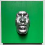 gregos - Silver effect kiss on green light background