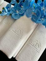 Set oude linnen servetten, met de hand geborduurd met