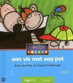 EEN VIS MET EEN PET 9789027676054 Anke de Vries, Boeken, Kinderboeken | Jeugd | onder 10 jaar, Gelezen, Anke de Vries, Verzenden
