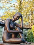 sculptuur, XXL TUINBEELD BRONS DAME IN ZITHOUDING - 39 cm -