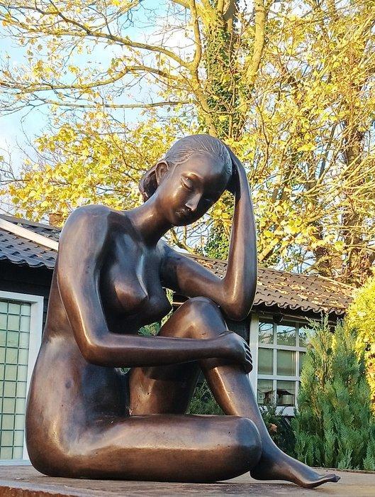 sculptuur, XXL TUINBEELD BRONS DAME IN ZITHOUDING - 39 cm -, Antiek en Kunst, Curiosa en Brocante