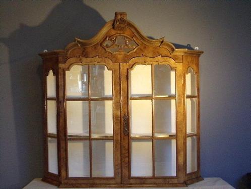 Vitrine - Wortelnotenhout - wand vitrinekast, Antiek en Kunst, Curiosa en Brocante