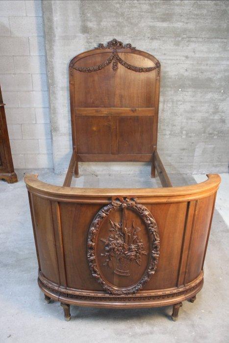 Bed - Walnoot - Antiek handgemaakt bed, Antiek en Kunst, Antiek | Overige Antiek