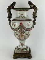Wong Lee 1895 - Balustervaas - Een grote vaas met