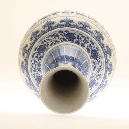 20th century, Chinese Blue and white flower-patterned vase., Antiek en Kunst, Antiek | Overige Antiek