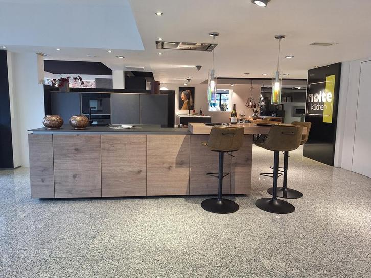 Nolte Showroom Keuken – Staalgrijs/eiken - Compleet, Huis en Inrichting, Keuken | Complete keukens, Kunststof, Greeploos, Met kookeiland
